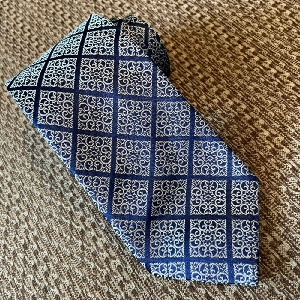 Dormeuil Paris 100% Silk Blue White‎ Geometric Pattern Luxury Mens Tie